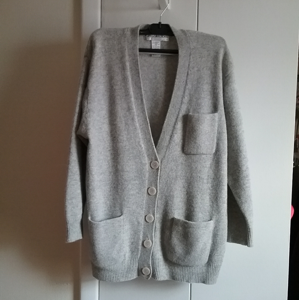 Cozy long V-neck cardigan with pockets